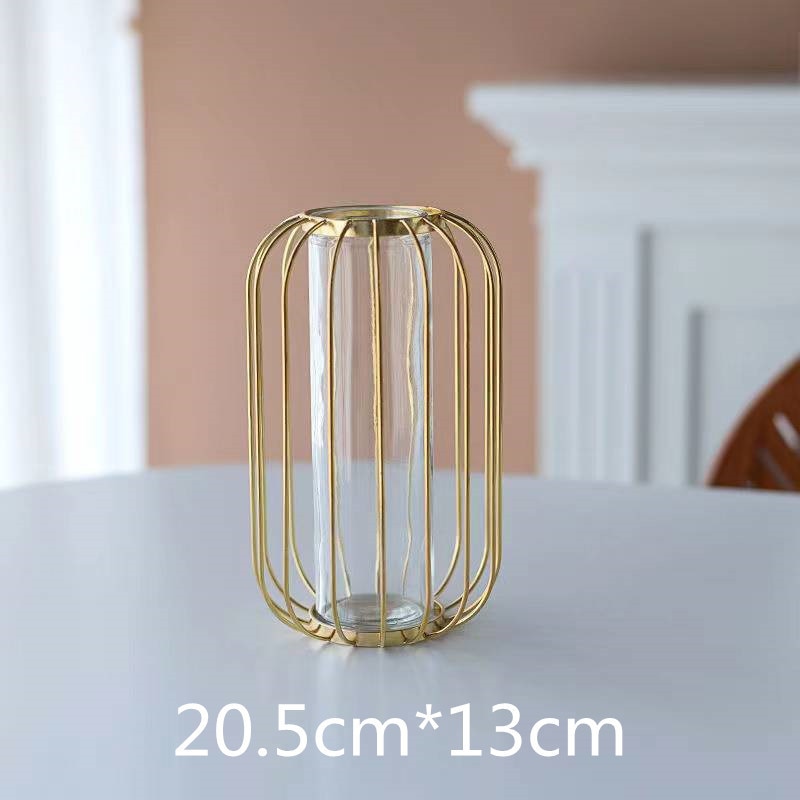 Goldene Vase mit Glas